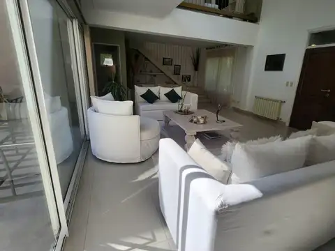 Casa en Alquiler con 3 cocheras