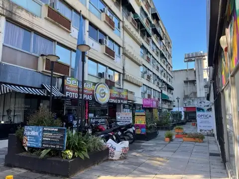 Oficina en edifico Ex tribunales amoblada