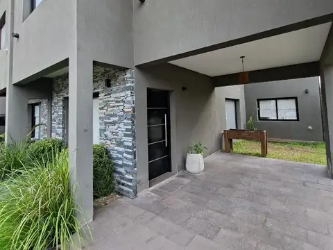 Casa en Alquiler con 2 cocheras