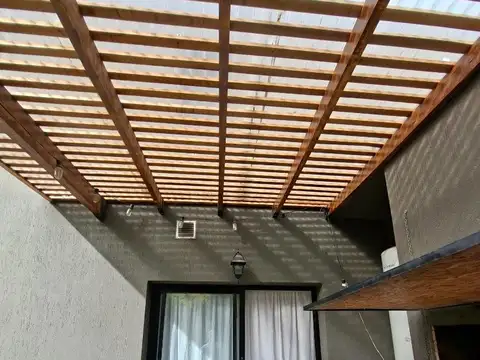 Casa en Alquiler con 2 cocheras