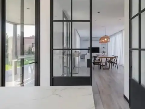 Casa 4 ambientes con 3 baños