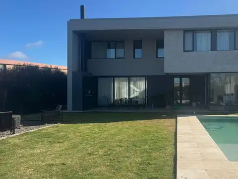 Casa en Venta con 2 cocheras