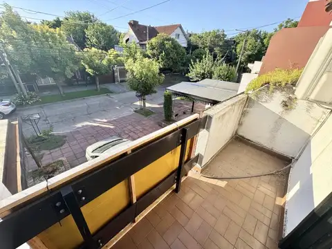 Dúplex 3 ambientes con entrada independiente.