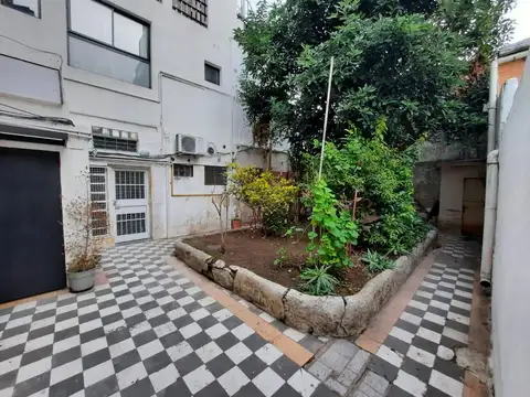 Juana Azurduy 2400, Piso PB