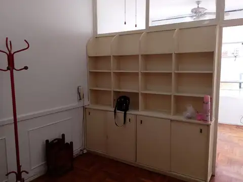 Monoambiente dividido configurado como 2 oficinas muy luminosas y ventiladas.