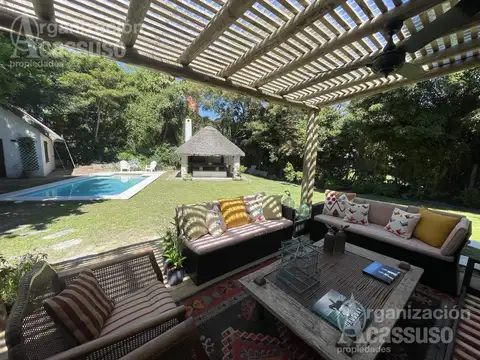 Casa en  alquiler 3 dormitorios 2 baños y  1 casa huespedes piscina parrillero Golf Parada 20 Brava