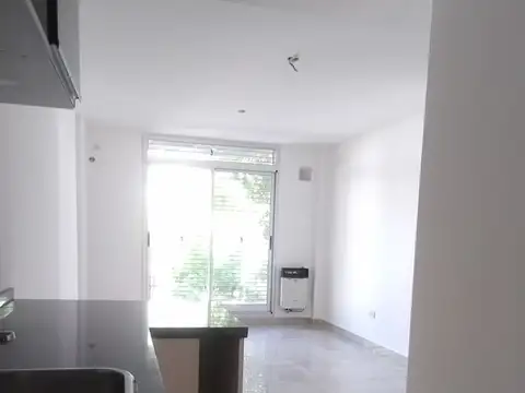 Excelente depto con ventilación cruzada y Patio