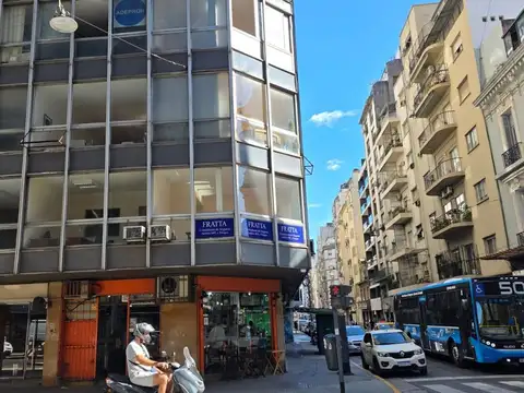 VENTA EXCELENTE OFICINA AL FRENTE EN SAN NICOLÁS