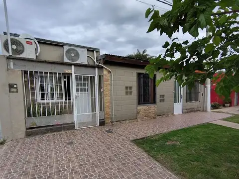 REMAX VENDE/ CASA/ 4 DORMITORIOS/ LOS NOGALES