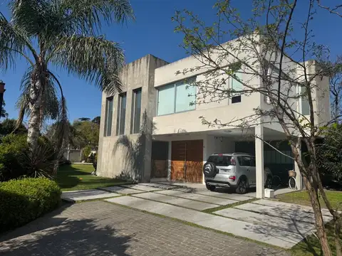 CASA EN ALQUILER DE 4 AMBIENTES CON PILETA EN LA RESERVA URBANA DE DORREGO, QUILMES CENTRO!