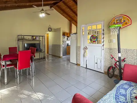 VENTA/PERMUTA- Casa de 3 dormitorios con jardín y cochera. Pueblo Esther