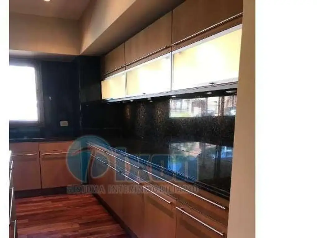 Casa - 511  m² | 3 dormitorios | 10 años | 5 baños | Con dependencia