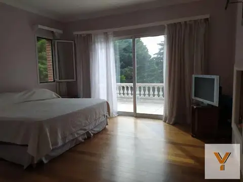 Casa 10 ambientes con 5 baños