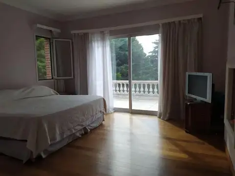 Casa 10 ambientes con 5 baños
