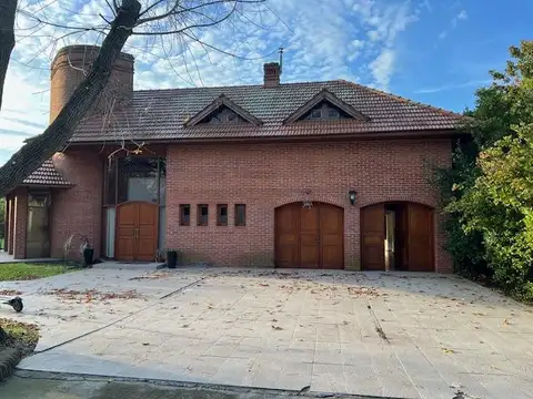 Casa 5 ambientes con 4 baños