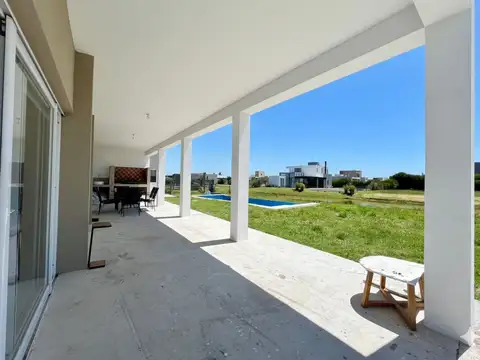 Casa 5 ambientes con 1 baño