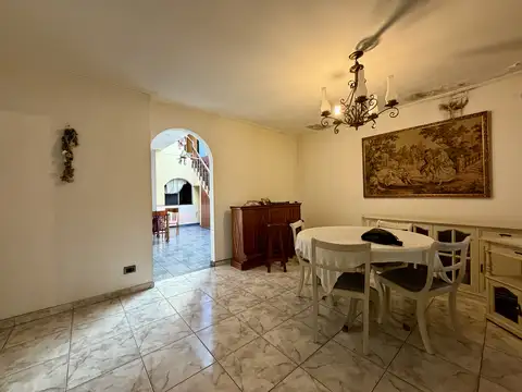 CASA 3 AMBIENTES CON COCHERA SOBRE LOTE PROPIO.-