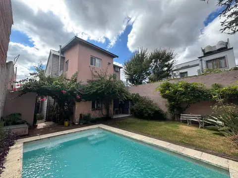 Linda casa desarrollada en dos plantas ubicada en Santa Rita - Boulogne.