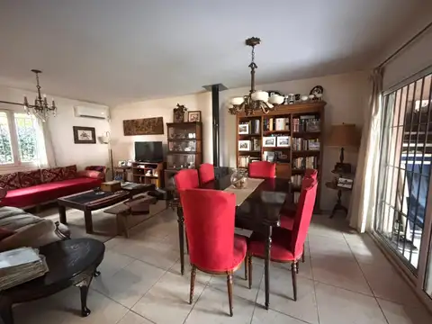 Casa 5 ambientes con 2 baños
