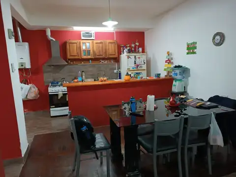 Depto Tipo Casa en 2 plantas muy buen estado y ubicación. 