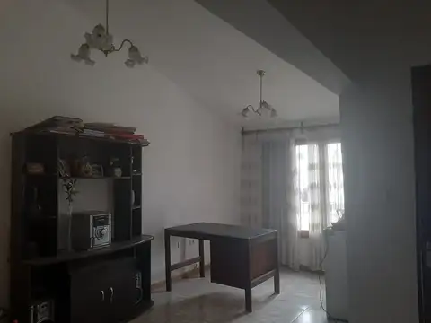Casa 10 ambientes con 2 baños