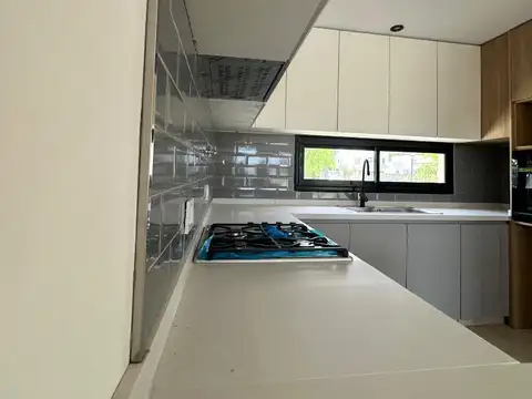 Casa en Venta con 3 cocheras