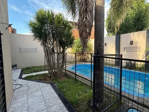 Casa con garge, pileta, lista para habitar, apto credito..