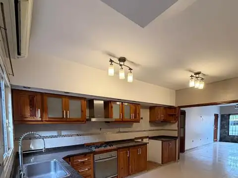 Casa 4 ambientes con 3 baños