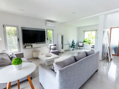 Casa en Venta con 3 cocheras