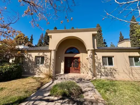 OPENHOUSE vende casa de categoría en Barrio Club de Campo