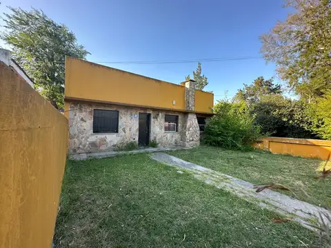 VENTA DE CASA DE 3 DORMITORIOS 600 e/  9 y 11 - CASA CON JARDIN (VILLA ELVIRA)