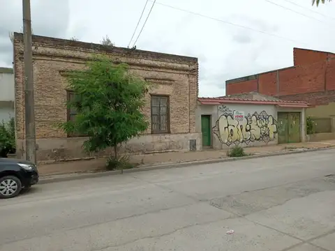 SE VENDE !!! CASA A RECICLAR, EXCELENTE LOTE Y UBICACION !!!