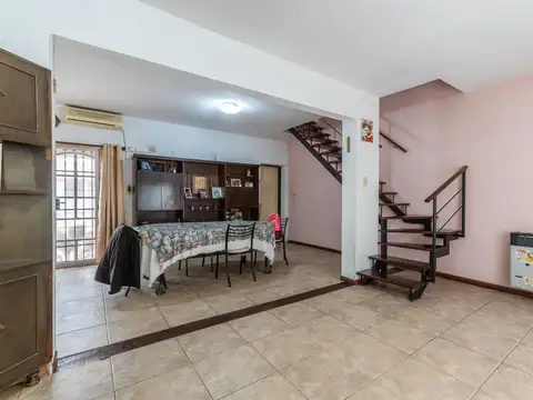 EN VENTA - CASA DE PASILLO UNICO 4 DORMITORIOS CON QUINCHO - ALBERDI