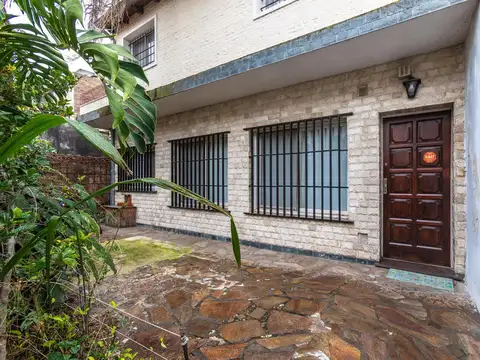 EN VENTA - CASA DE PASILLO UNICO 4 DORMITORIOS CON QUINCHO - ALBERDI