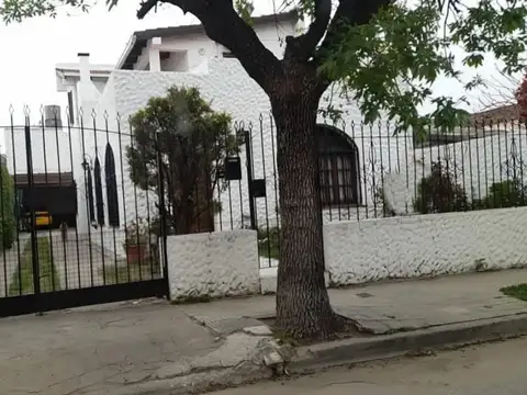 CASA 4 DORMITORIOS Y 3 BAÑOS EN B.PUEYRREDON