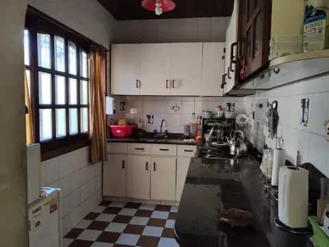 Casa sobre gran terreno en esquina