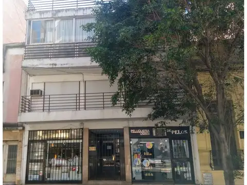 Se alquila departamento de un dormitorio por escalera con balcón