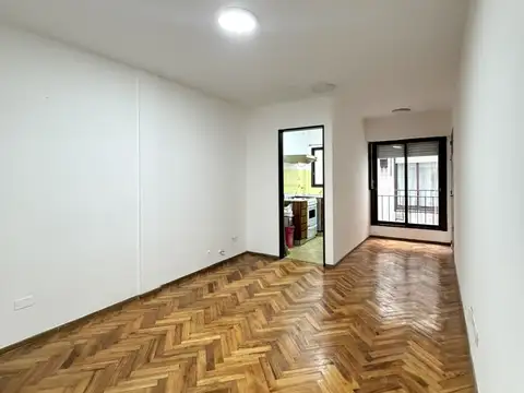 Alquiler 1 dormitorio de escalera, bajas expensas amplio. Muy buen estado