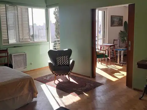 Departamento de 3 ambientes con balcón terraza. AMOBLADO Y EQUIPADO.