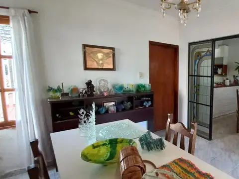 Casa 6 ambientes con 2 baños