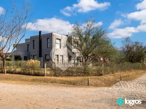 Casa en Venta con 3 cocheras