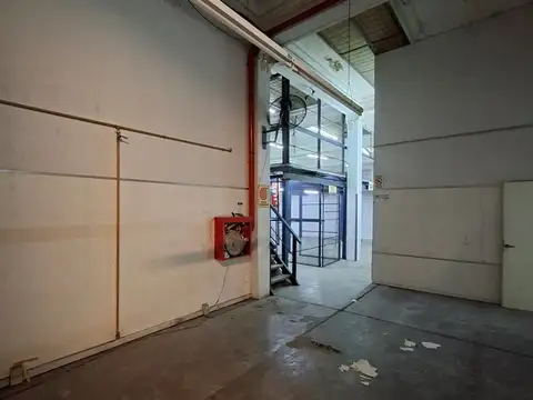 Edificio en Block, Entrada de camiones, 3 niveles, Congreso, Lote propio