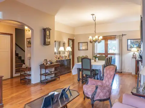 VENTA Casa 4 AMBIENTES con Jardin y cochera OLIVOS