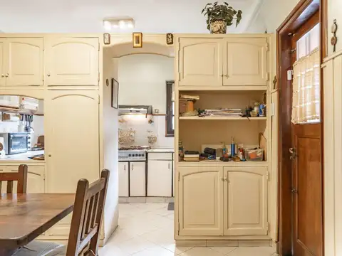 VENTA Casa 4 AMBIENTES con Jardin y cochera OLIVOS