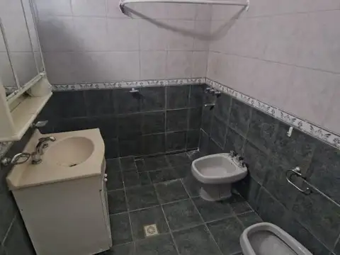 Casa 7 ambientes con 1 baño