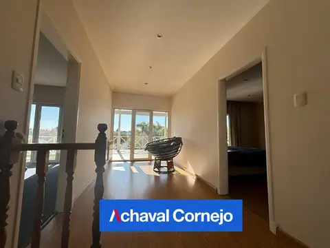 Casa 8 ambientes con 2 baños