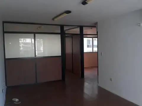 OFICINA EQUIPADA A METROS DE TRIBUNALES PISO EXCLUSIVO