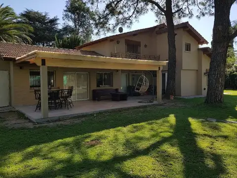 Excelente casa  usd 280.000 sobre lote 1800 m2 divisible