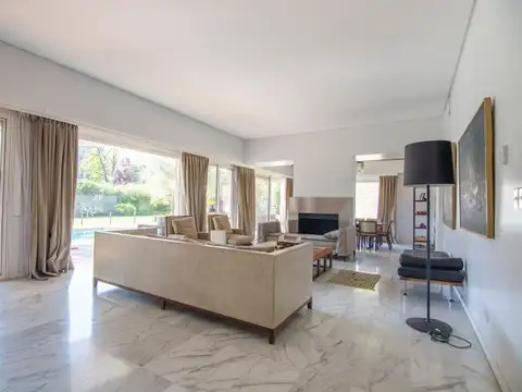Casa en Venta con 6 cocheras