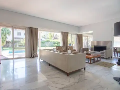 Casa 13 ambientes con 4 baños